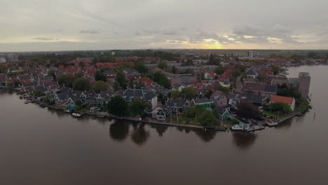Luftaufnahme-Einer-Gemeinde-Am-Wasser-In-Den-Niederlanden