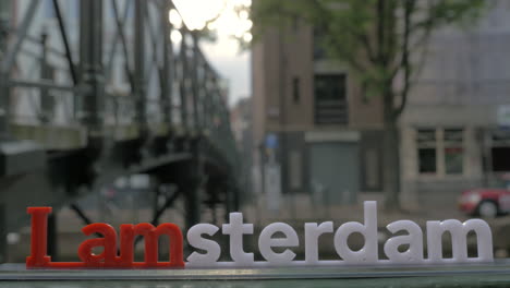Amsterdam-Slogan-Auf-Stadtansicht-Hintergrund