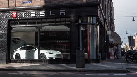 Timelapse-of-people-and-traffic-in-street-with-Tesla-Store