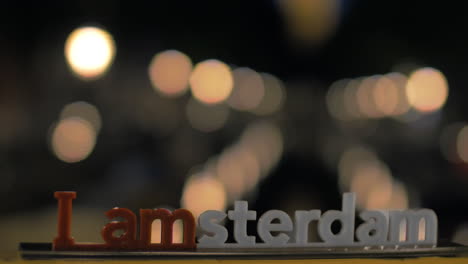 Amsterdamer-Slogan-Und-Nächtliche-Lichter-Der-Stadt