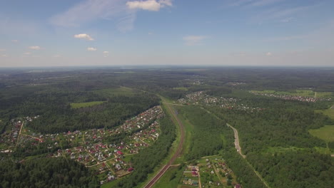 Luftaufnahme-Von-Sommerhäusern-Im-Wald-Russland