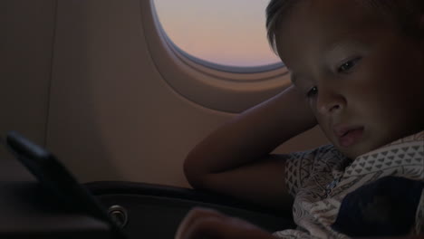 Niño-Usando-Tablet-Pc-En-Avión