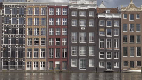 Vista-De-Edificios-Antiguos-En-El-Centro-De-La-Ciudad-De-Ámsterdam,-Países-Bajos.