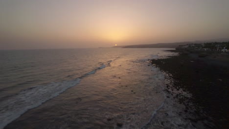 Luftaufnahme-Der-Malerischen-Insellandschaft-Bei-Sonnenuntergang-Am-Meer,-Gran-Canaria,-Spanien