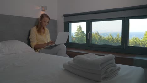 Woman-video-chatting-in-hotel-room