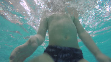 Child-diving-in-the-pool-underwater-view