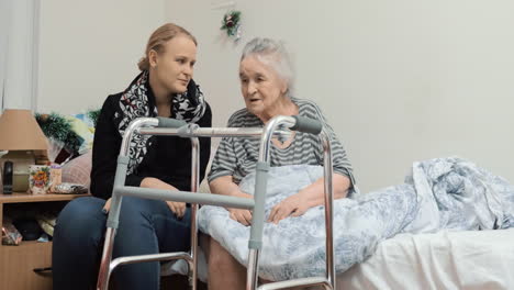 Erwachsene-Enkelin-Besucht-ältere-Oma-Im-Krankenhaus