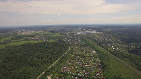 Blick-Auf-Waldlandhäuser-Vor-Blauem-Himmel-Mit-Wolken-Im-Sommer-Moskau-Russland