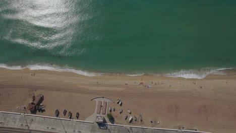 Luftaufnahme-Von-Oben-Auf-Strand,-Seebahnen-Und-Hotels-In-Barcelona,-Spanien