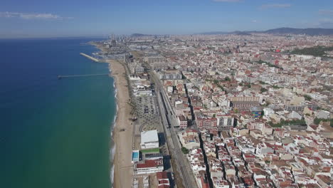 Vista-Aérea-De-La-Playa,-Ferrocarriles-Marítimos-Y-Hoteles-Barcelona-España