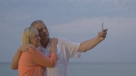 Senior-couple-making-vacation-selfie-on-mobile