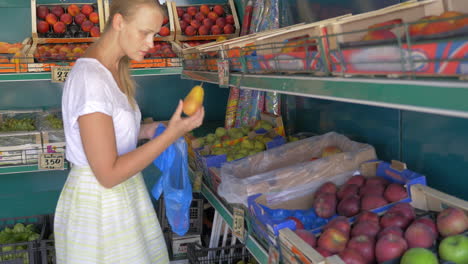 Elegir-Fruta-En-El-Mercado