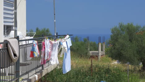 Wäsche-Nach-Dem-Waschen-Auf-Dem-Balkon-Trocknen