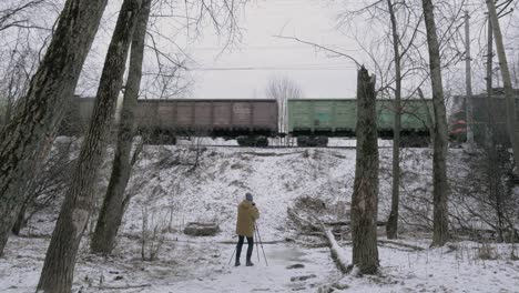 Erstellen-Von-Aufnahmen-Vorbeifahrender-Güterzüge-Im-Winter