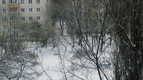 Winterszene-Eines-Wohngebiets-Und-Einer-Frau,-Die-Mit-Einem-Kinderwagen-In-Russland-Spazieren-Geht