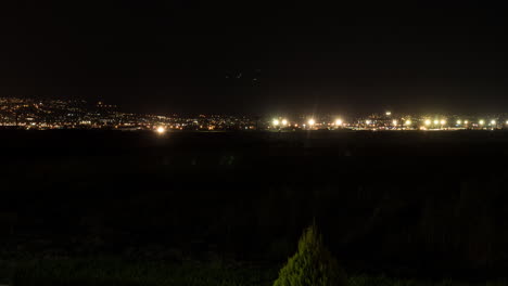 Timelapse-Del-Tráfico-En-La-Carretera-Y-La-Ciudad-Nocturna