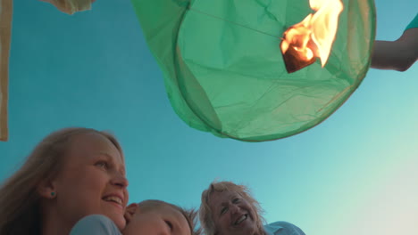 Family-is-going-to-fly-sky-lantern