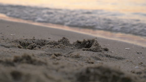 Sand-Und-Meereswellen-Bei-Sonnenuntergang
