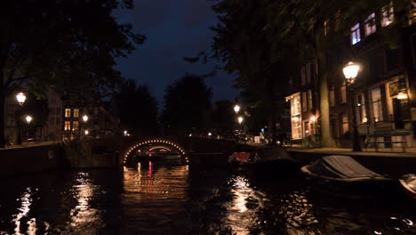 Zeitrafferansicht-Des-Stadtbildes-Während-Einer-Flusskreuzfahrt-Bei-Nacht-In-Amsterdam,-Niederlande