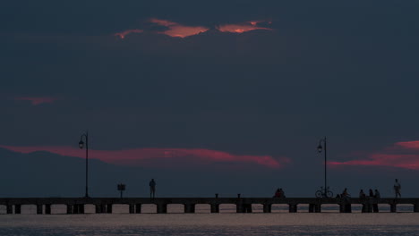 Timelapse-of-people-on-pier-in-the-evening
