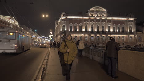 Newski-Prospekt-Und-Anitschkow-Brücke-In-Der-Nacht-Von-St.-Petersburg,-Russland