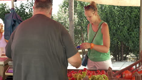 Frau-Bezahlt-Gemüse-Auf-Dem-Markt