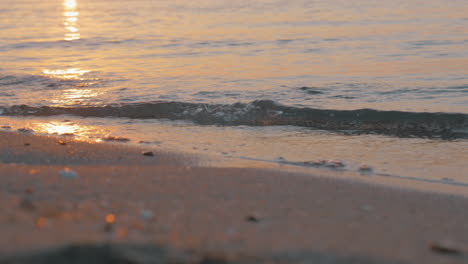 Meereswellen-Rollen-Bei-Sonnenuntergang-Am-Ufer