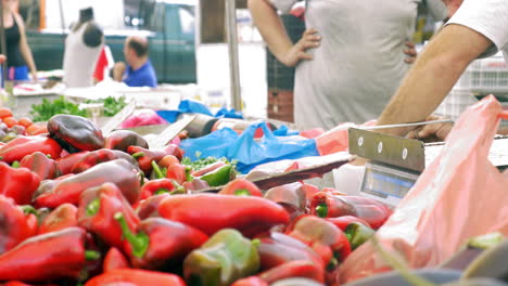Comprar-Pimientos-Rojos-En-El-Mercado-Callejero