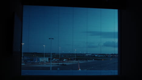 Vista-Timelapse-De-La-Pista-Del-Aeropuerto-De-Noche-A-Día-En-El-Aeropuerto-De-Amsterdam-Schiphol,-Países-Bajos