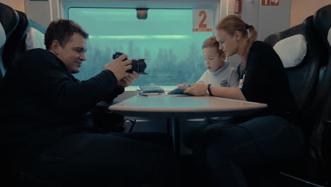 Aufnahme-Eines-Videos-Von-Mutter-Und-Kind,-Die-Während-Der-Zugfahrt-Das-Pad-Benutzen