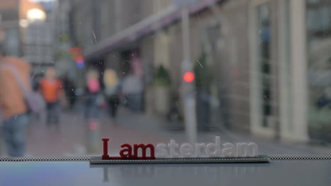Blick-Auf-Die-Straßen-Der-Stadt-Durch-Das-Straßenbahnfenster-In-Amsterdam