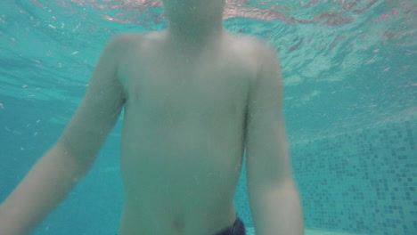 Unterwasseransicht-Eines-Jungen,-Der-Im-Pool-Taucht