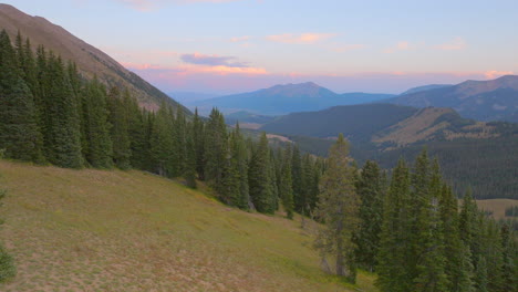 Luftaufnahme-Wunderschöner-Berge-Und-Bäume-Von-Einem-Bergrücken-In-Den-Colorado-Mountains-An-Einem-Schönen-Tag