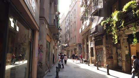 La-Gente-Camina-Por-El-Barrio-Gótico-De-Barcelona,-Casas-Tradicionales-A-La-Luz-Del-Día.