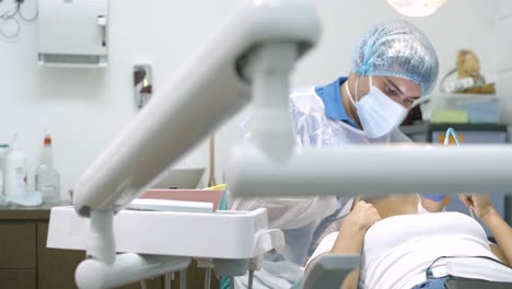 Der-Professionelle-Zahnarzt-Arbeitet-In-Seiner-Klinik-Mit-Medizinischen-Instrumenten-An-Den-Zähnen-Des-Patienten