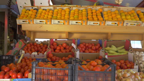 Puesto-En-El-Mercado-Con-Frutas-Y-Verduras.