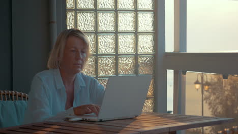 Mujer-Usando-Computadora-Portátil-Y-Dispositivo-Móvil-De-Internet