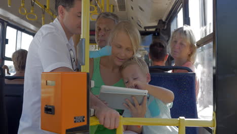 Entretenimiento-Familiar-Con-Tablet-Pc-En-El-Autobús