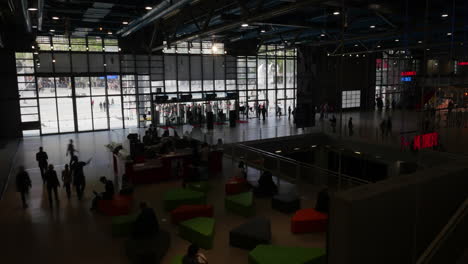 Zeitraffer-Von-Menschen-In-Der-Halle-Des-Centre-Pompidou
