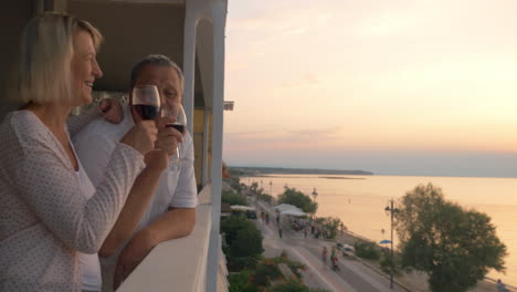 Menschen,-Die-Wein-Trinken-Und-Den-Sonnenuntergang-Genießen