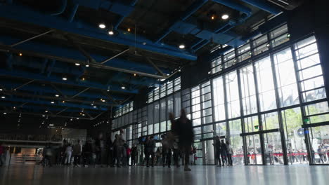 Zeitraffer-Von-Touristen-Am-Eingang-Des-Pompidou-Zentrums