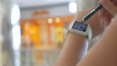 Smartwatch-Am-Handgelenk-Des-Benutzers