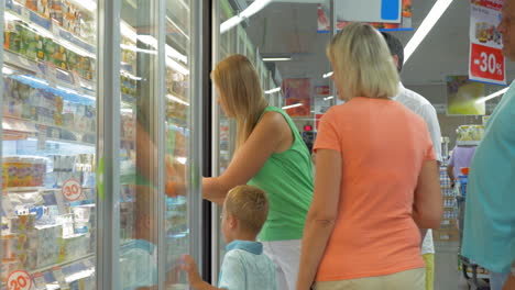 Große-Familie-Beim-Einkaufen-Im-Supermarkt
