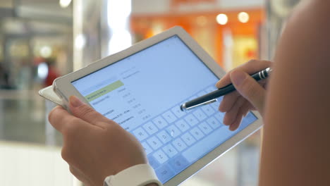 Writing-Message-in-Tablet-with-Stylus