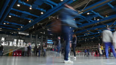 Timelapse-of-people-walking-in-Centre-Pompidou