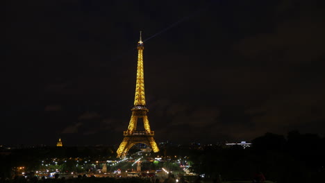 Timelapse-of-Eiffel-Tower-in-golden-light-at-night