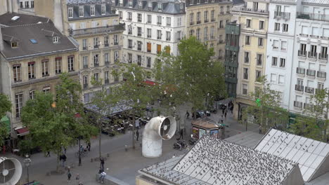 Flock-of-pigeons-flying-on-the-city-square-in-Paris