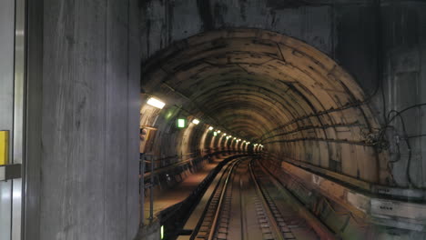 Zeitraffer-Der-Bewegung-Durch-U-Bahn-Tunnel