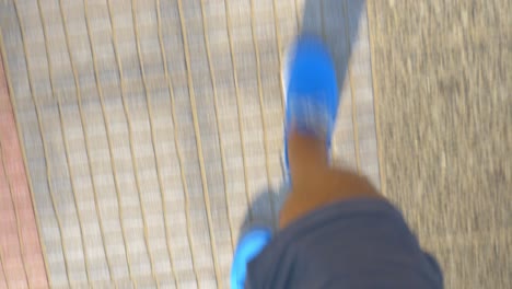 Männliche-Füße-In-Blauen-Schuhen,-Die-Auf-Der-Straße-Laufen