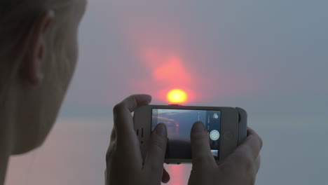 Frau-Macht-Sonnenuntergangsfotos-Mit-Dem-IPhone